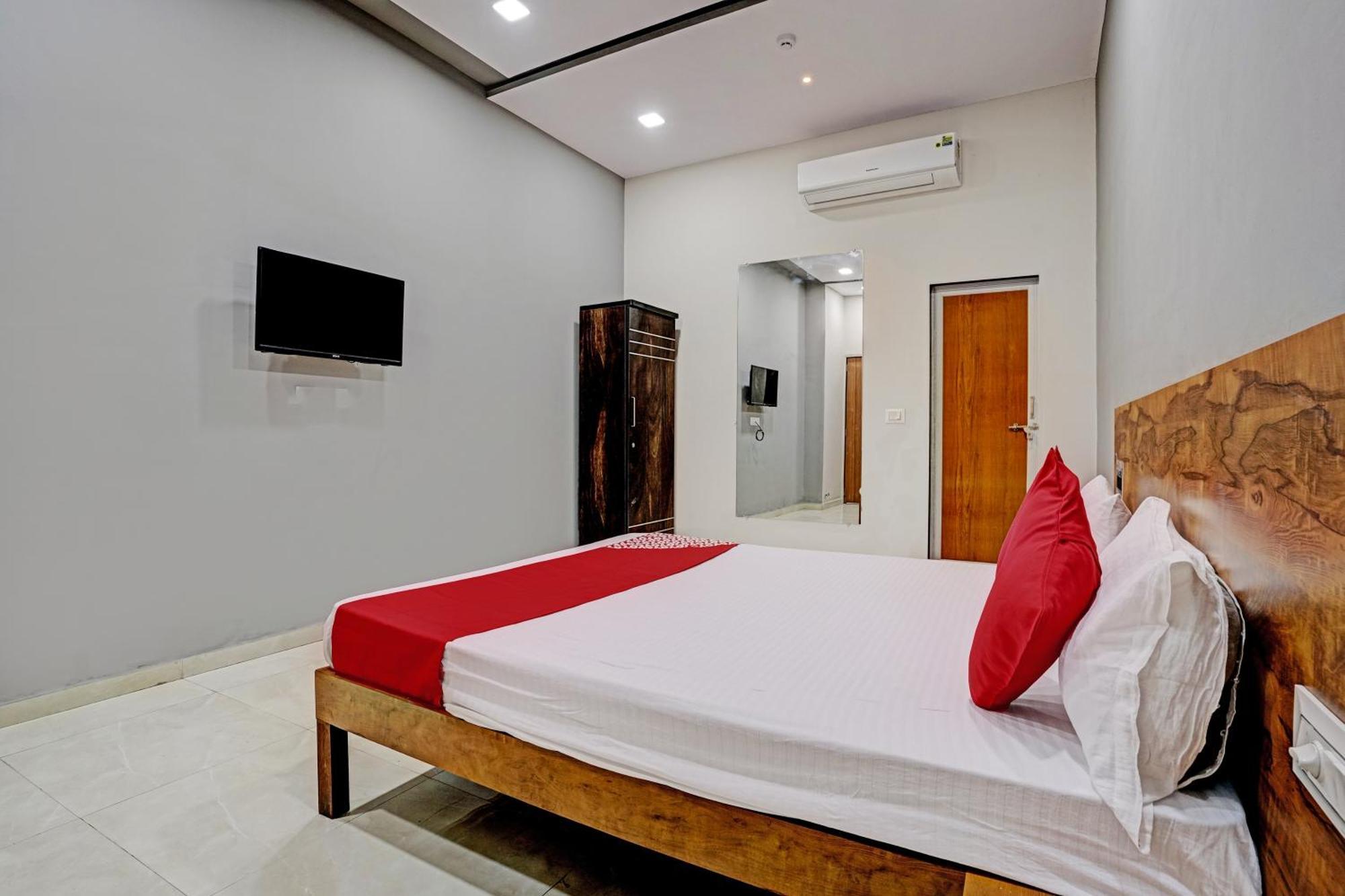 Oyo Flagship Hotel 9 Surat Eksteriør bilde