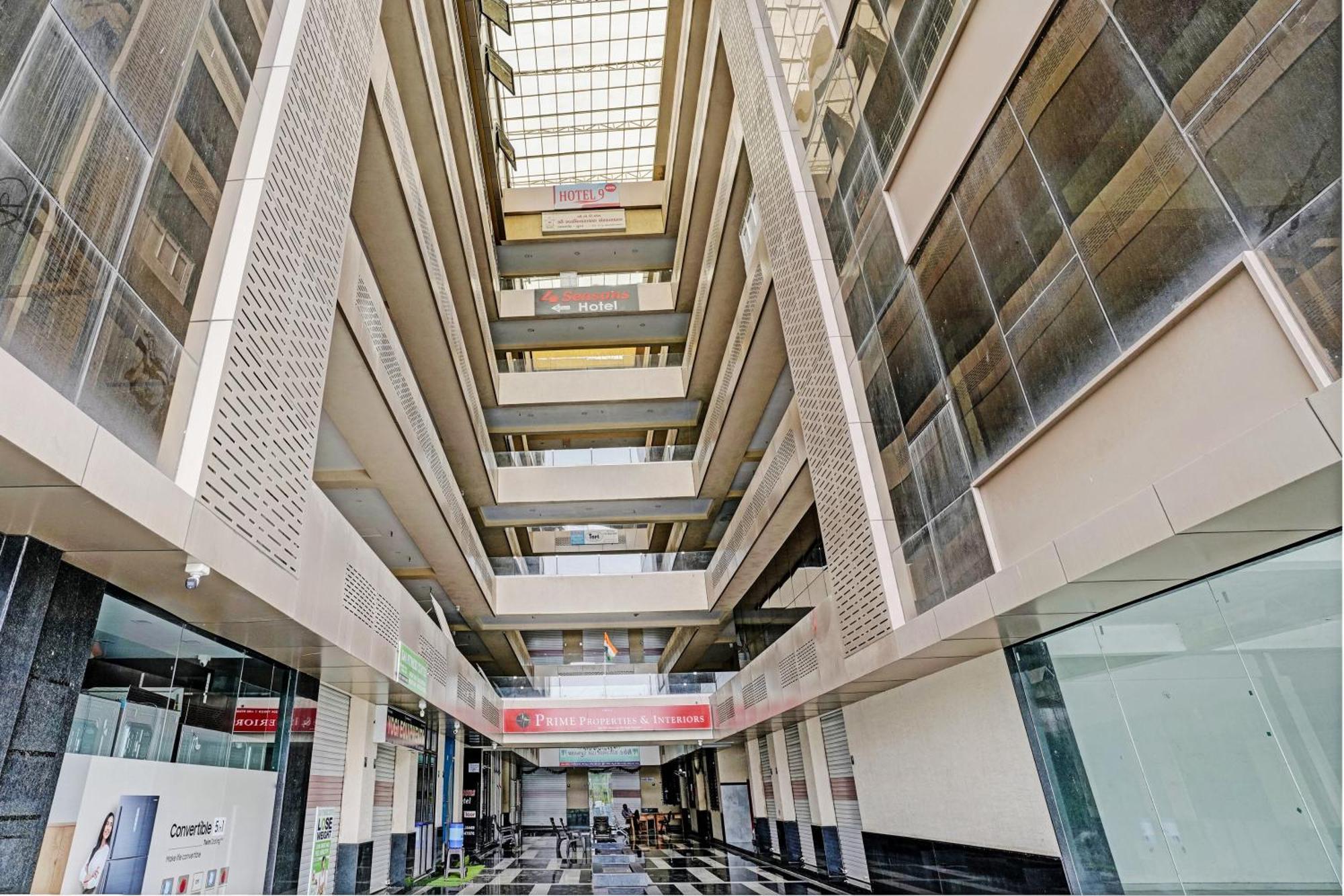 Oyo Flagship Hotel 9 Surat Eksteriør bilde